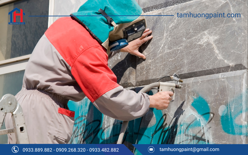 Dùng chai xịt tẩy sơn nhằm tiết kiệm thời gian, công sức