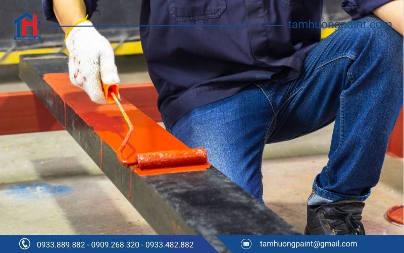 Bạn cần tuân thủ đúng quy trình thi công để đảm bảo độ bền tối ưu cho sơn Epoxy kim loại KCC